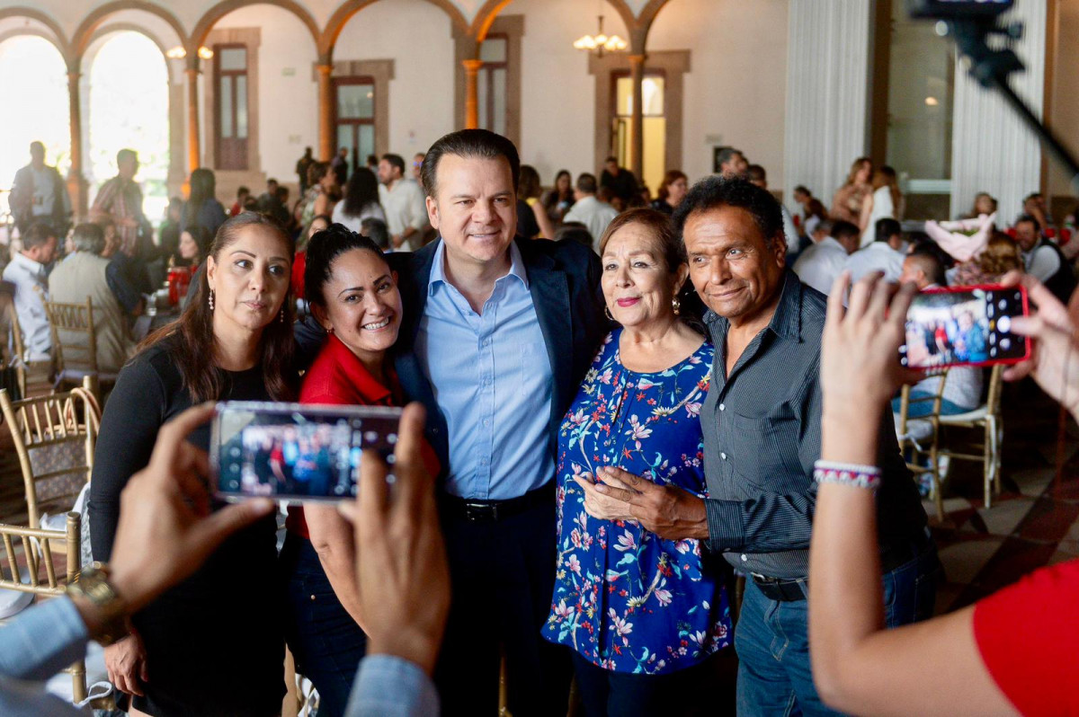 Esteban con periodistas