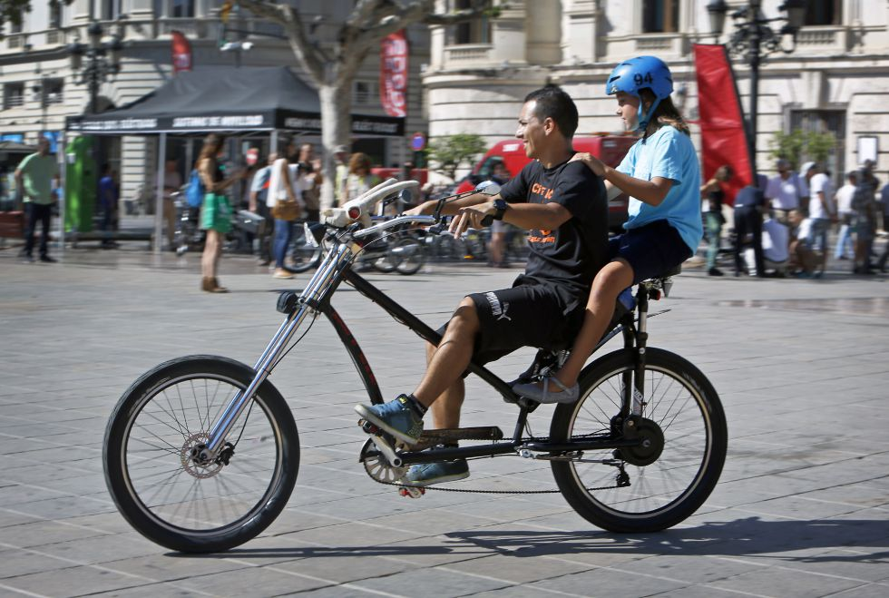 JOVENES EN BICICLETA